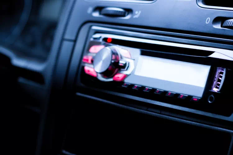 La manière de récupérer le code de l’autoradio Renault avec la carte grise