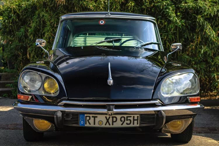 Citroën DS noire vue de face