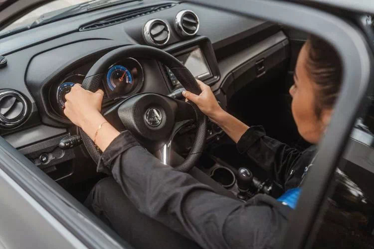 Femme au volant d'une voiture sans permis