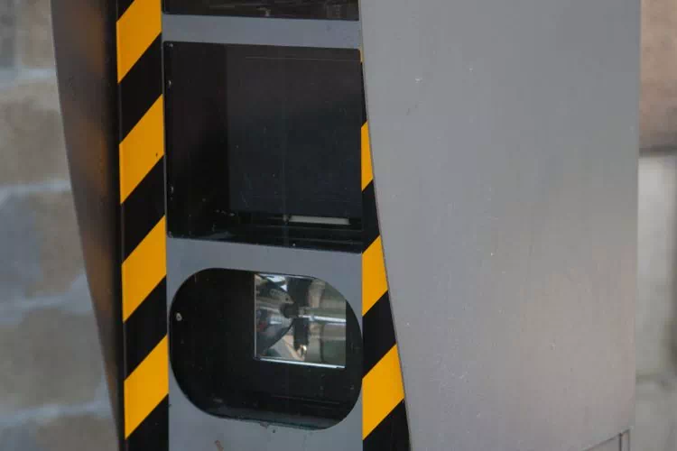 Radar français au bord de la route
