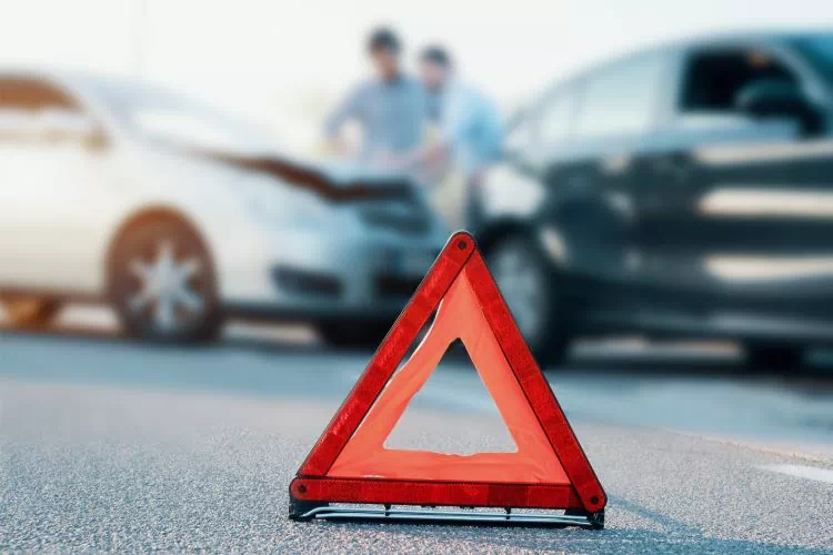 Accident de voiture : panneau danger installé pendant que le constat amiable est fait