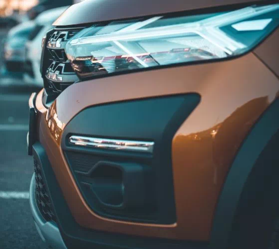 Gros plan sur l'avant de la Dacia Sandero