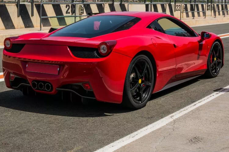 Supercar rouge sur un circuit automobile