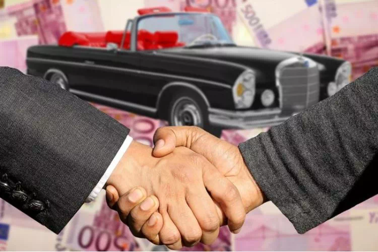 Homme rachetant une vieille Mercedes