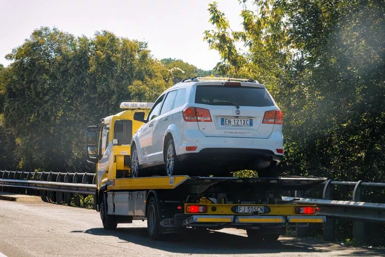 Dépanneuse en train de transporter une voiture