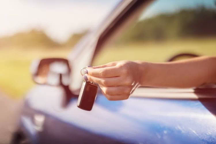 Personne dans une voiture avec sa clé