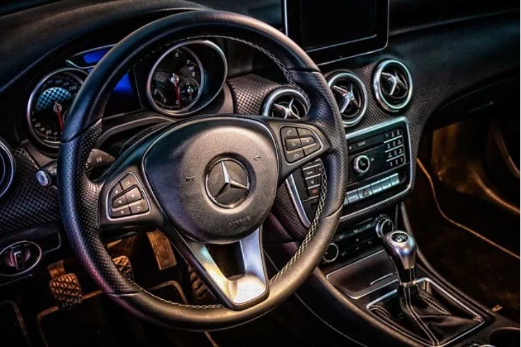 Intérieur d'un ancien modèle de Mercedes