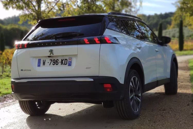 Peugeot 2008 avec une plaque d'immatriculation française
