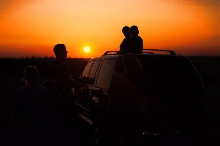Coucher de soleil en voiture avec toute la famille