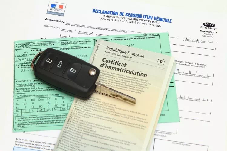 Document de cession de véhicule et certificat d'immatriculation