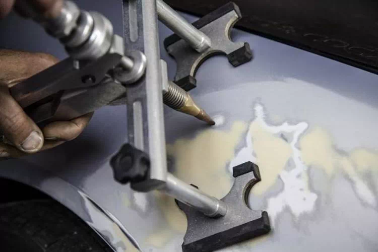 Outils pour réparer des impacts sur une carrosserie