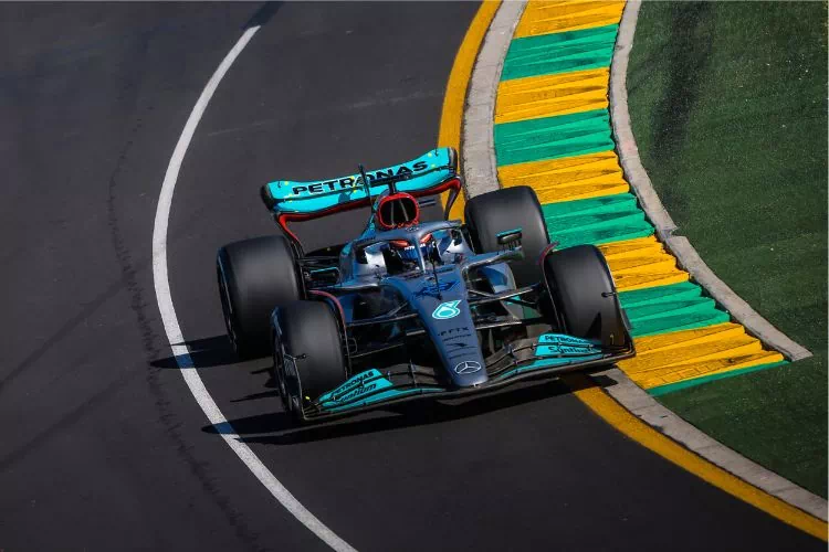 Formule 1 avec un halo prenant un tournant sur un circuit