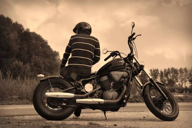 Jeune homme sur sa moto au bord de la route