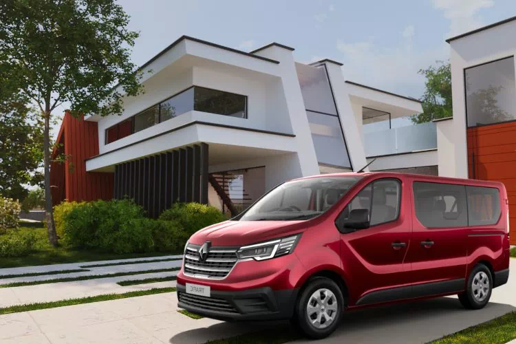 Renault Trafic garé à l'entrée du garage devant la maison
