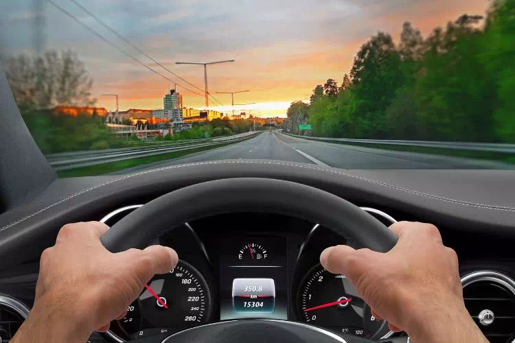 Personne conduisant une voiture avant de l'acheter