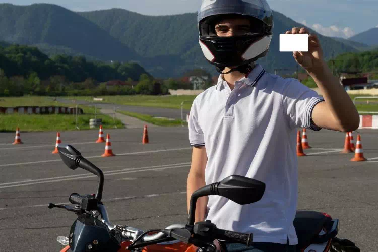 Jeune homme ayant réussi son permis moto
