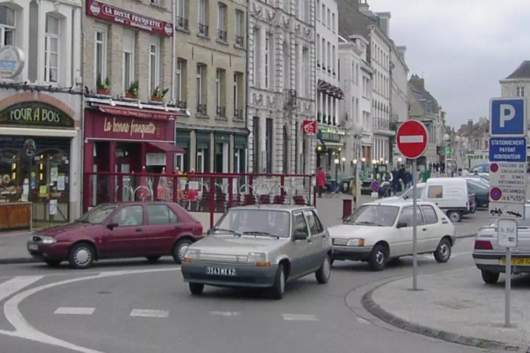 Renault Supercinq roulant dans la ville de Saint Omer