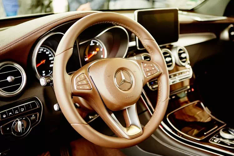 Modèle d'exposition sur un salon automobile