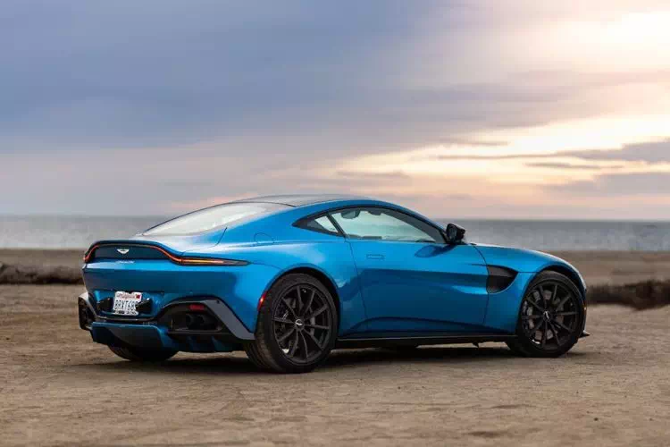 Aston Martin Vantage bleue en bord de mer