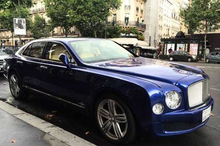 Bentley Mulsanne garée le long d'un trottoir