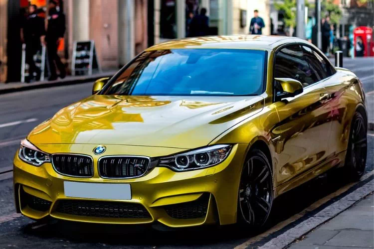 BMW M4 jaune