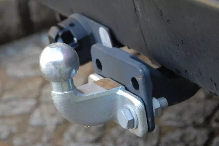 Boule d'attelage à l'arrière d'un SUV
