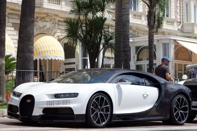 Bugatti Chiron noire et blanche