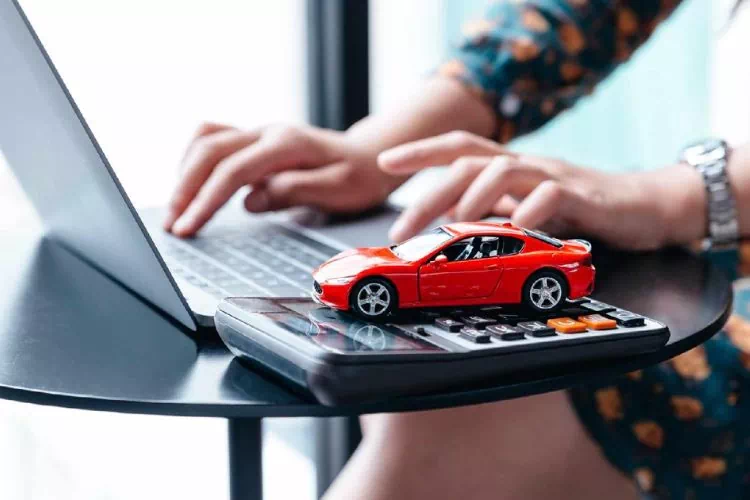 Femme en train d'acheter une voiture d'occasion sur internet