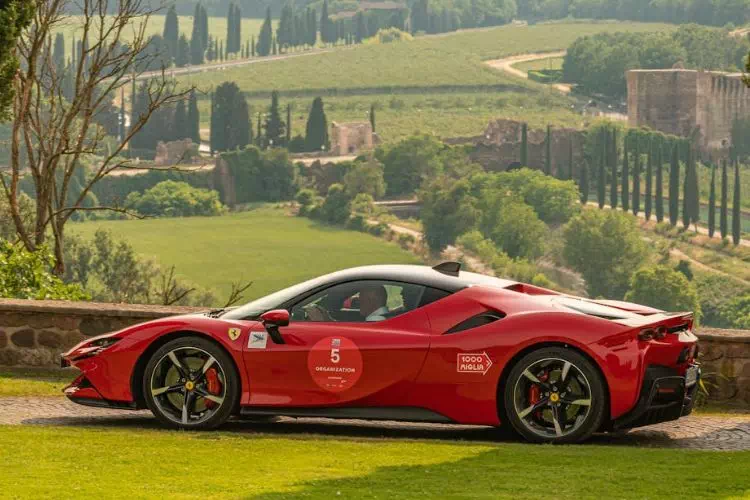Ferrari SF90 dans une propriété à la campagne