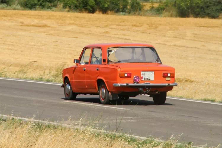 Fiat 124 sur une route de campagne