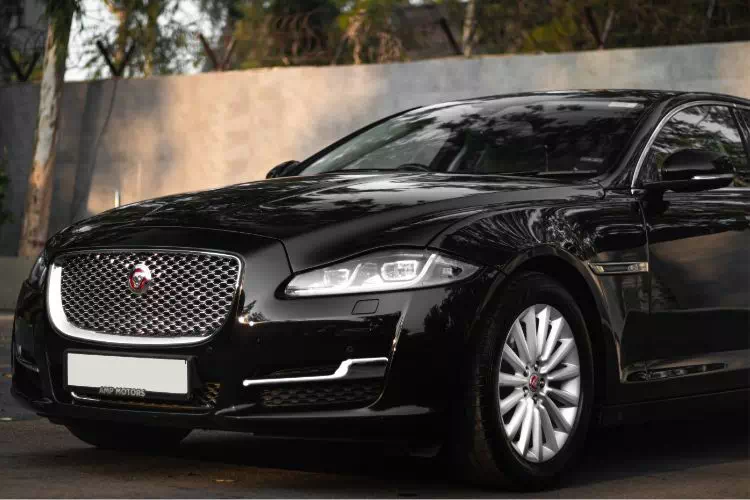 Jaguar XF noire
