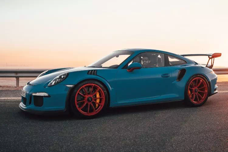 Porsche 911 bleue sur la route