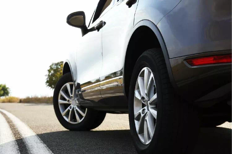 Voiture d'occasion grise sur une route