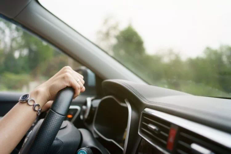 Femme conduisant au volant d'une voiture