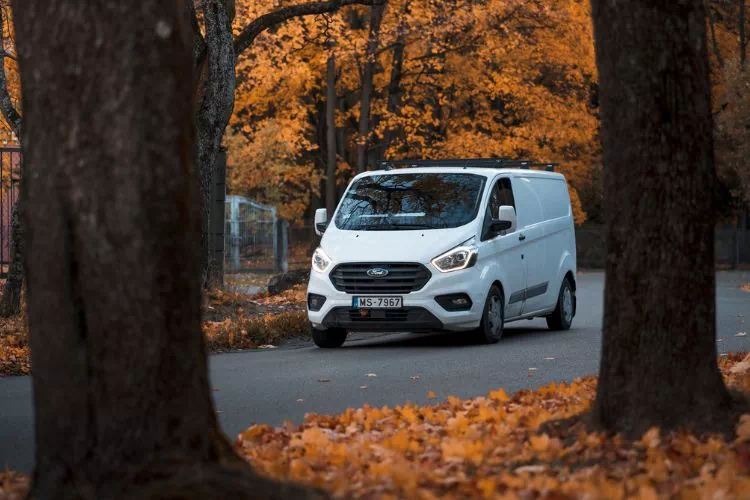 Ford Transit sur une route de campagne