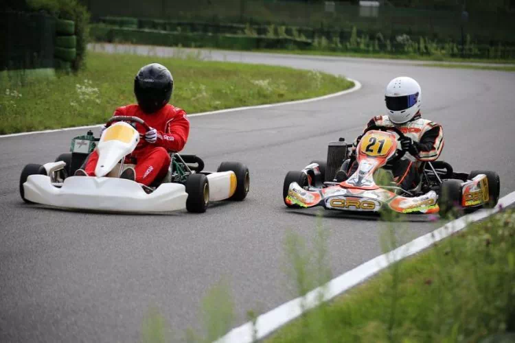 Deux pilotes de kart sur un circuit de karting