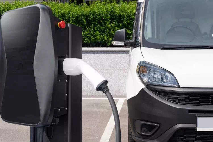 Voiture électrique en chargement