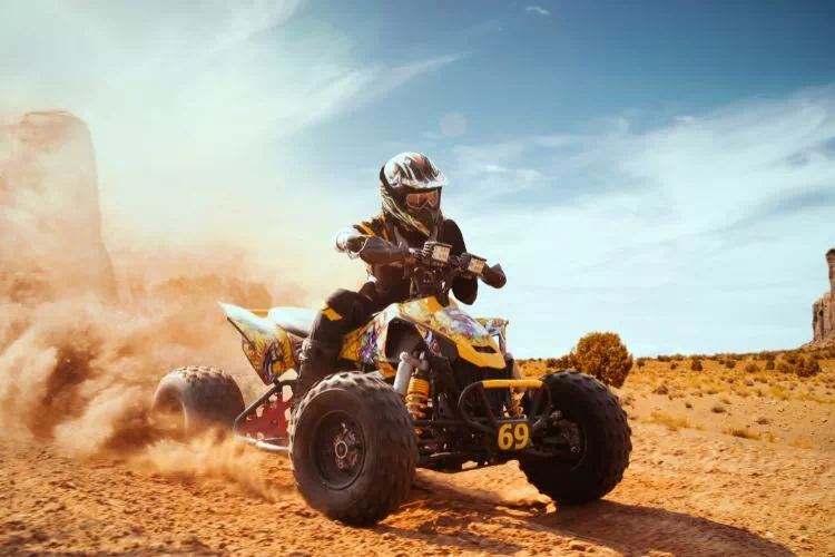 Conducteur de quad en train de faire du tout terrain