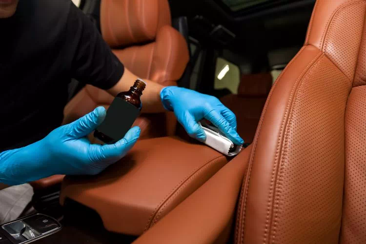Entretien des sièges en cuir d'une voiture avec un enduit protecteur