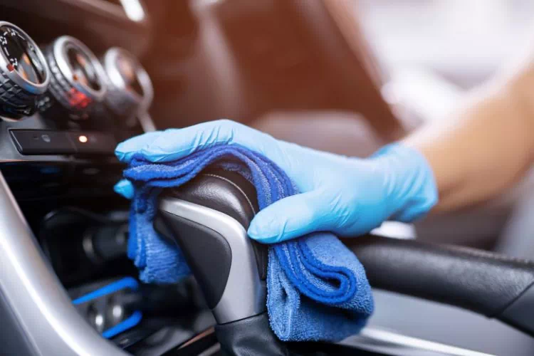 Personne nettoyant l'intérieur d'une voiture