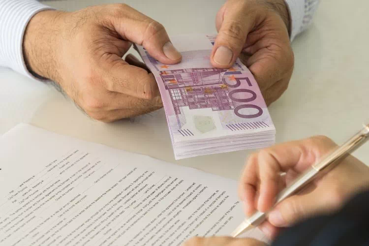 Homme signant un prêt personnel