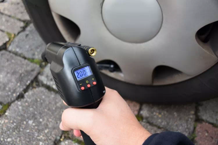Manomètre électronique pour vérifier la pression des pneus