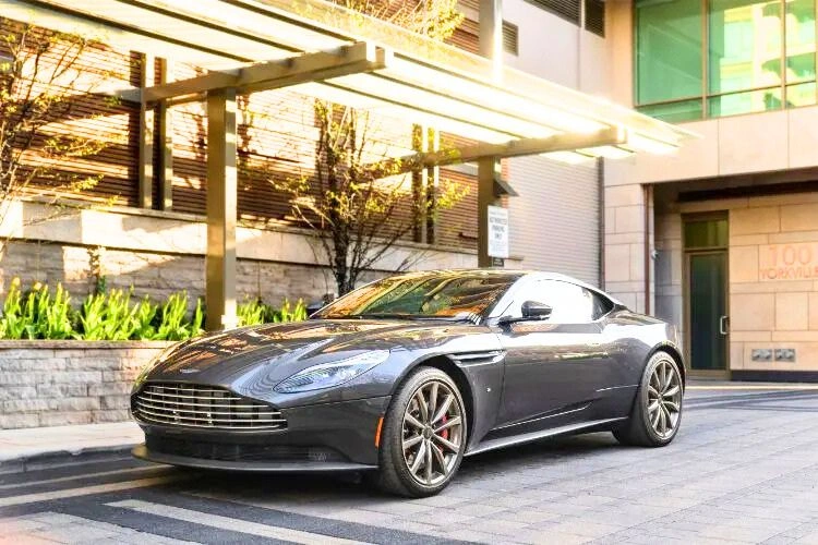 Voiture de sport grise Aston martin DB11