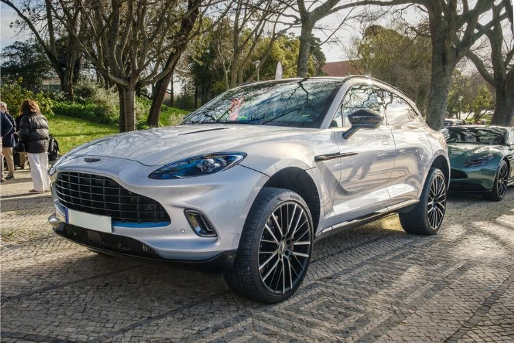 Voiture blanche SUV anglaise modèle Aston Martin DBX