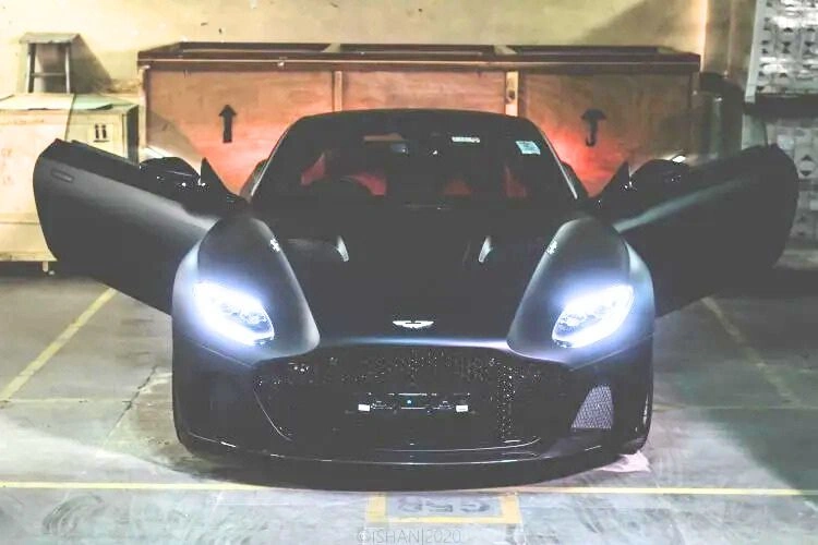 Voiture de sport noire Aston martin superleggera