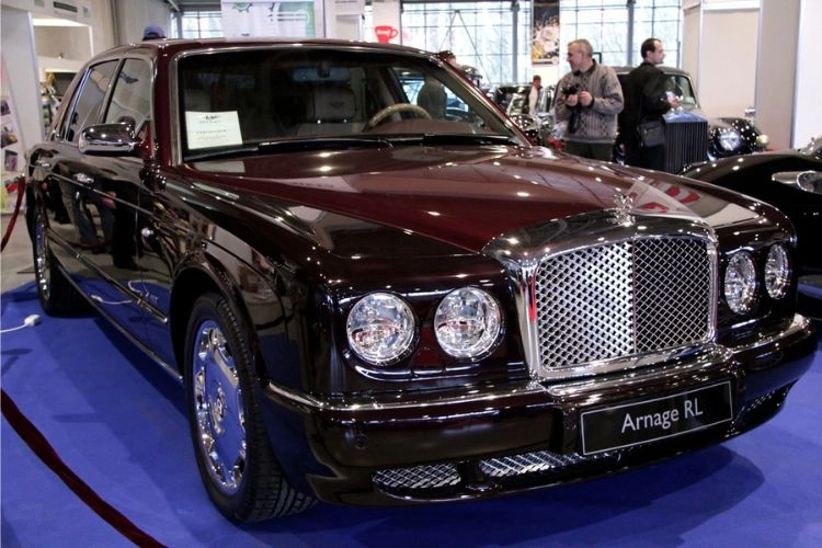 Voiture rouge de luxe anglaise de la marque Bentley, modèle arnage