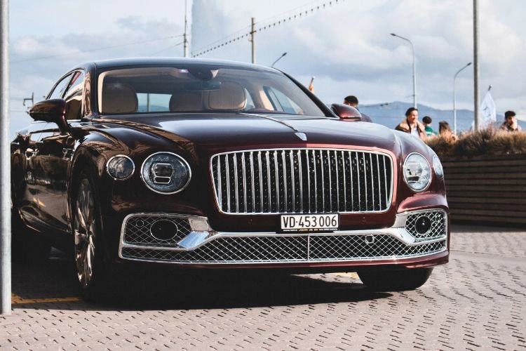 Voiture marron SUV anglaise modèle Bentley Bentayga