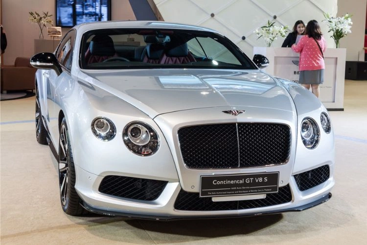 Voiture blanche de luxe anglaise de la marque Bentley, modèle continental GT