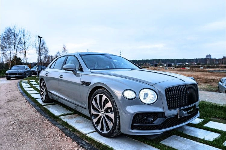 Voiture grise de luxe anglaise de la marque Bentley, modèle flying spur