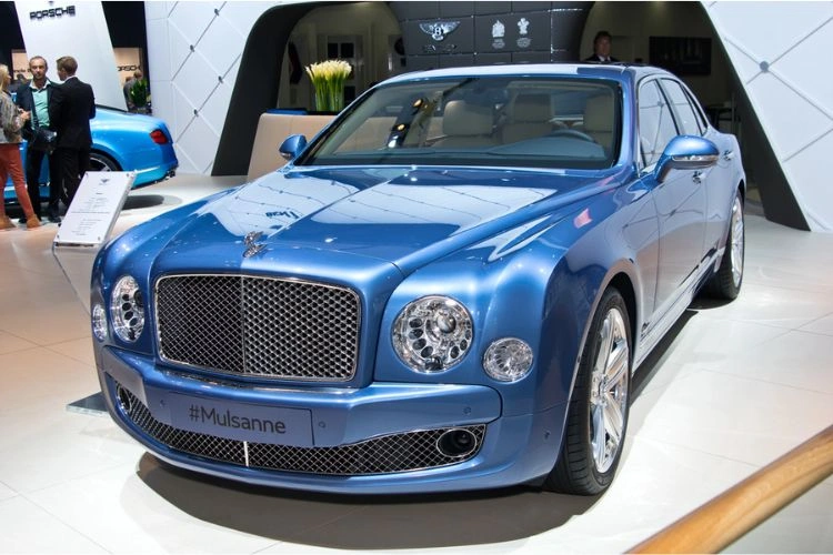 Voiture bleue de luxe anglaise de la marque Bentley, modèle mulsanne